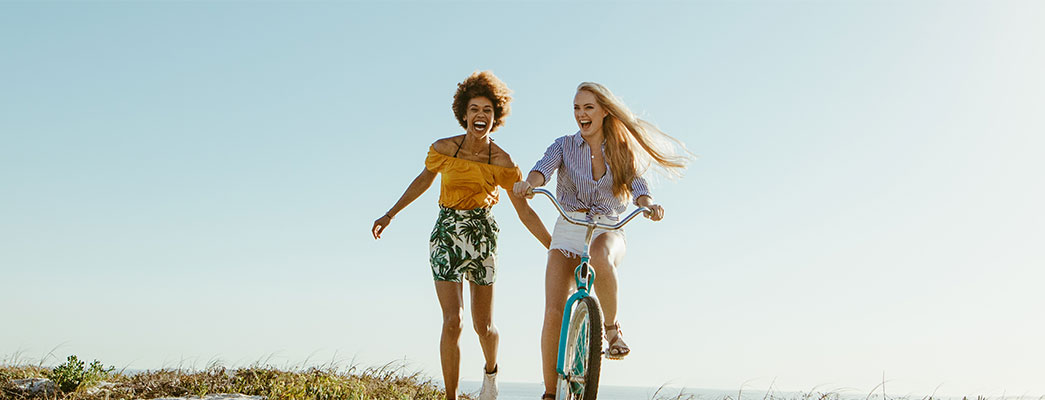 zwei lachende Frauen in der Natur